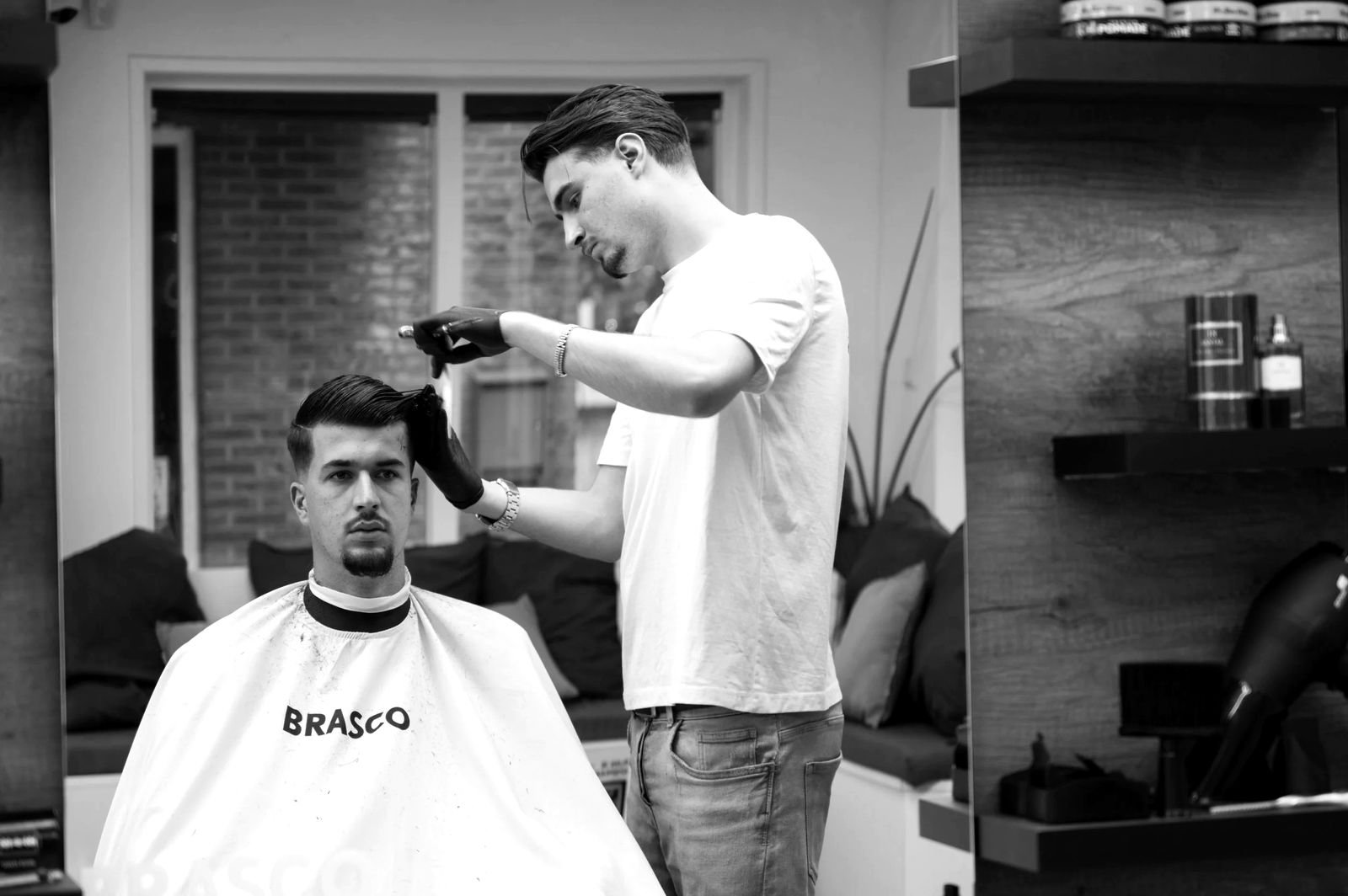 Barber aan het werk bij Brasco Barbershop in Burgum