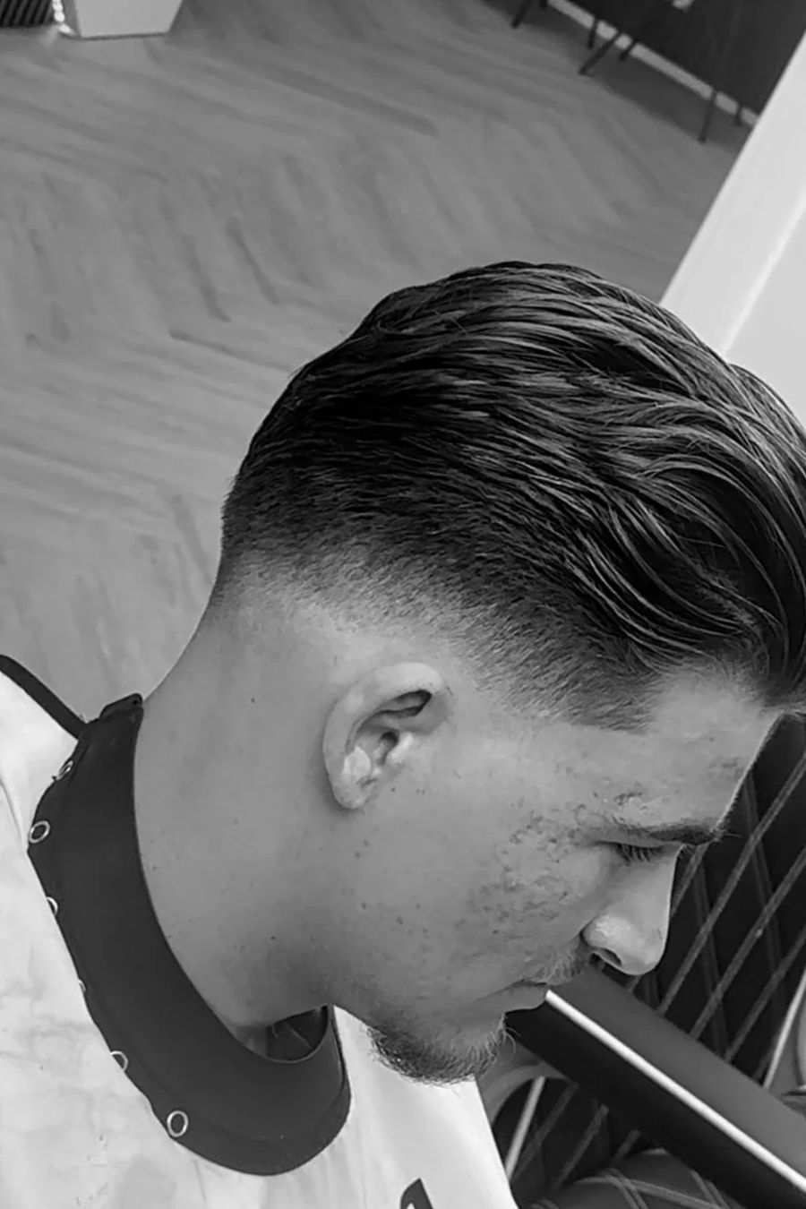 Slick back met een strakke fade, geknipt bij Brasco in Burgum