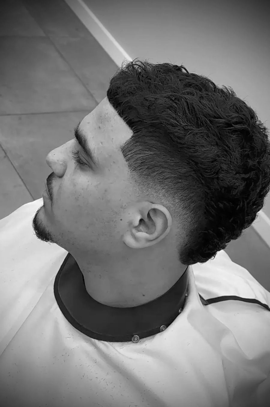 Krullen met een hoge fade, Brasco Barbershop Burgum
