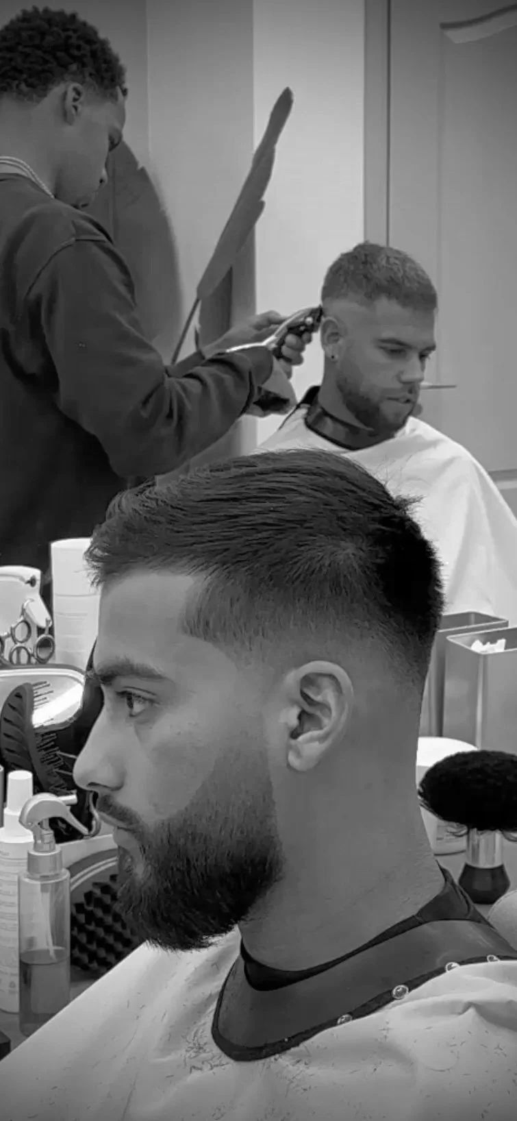 Mid fade met volle baard, geknipt bij Brasco in Burgum